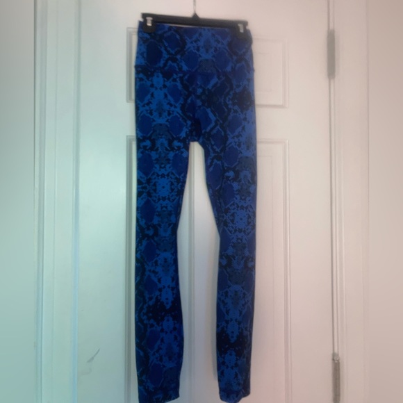 Lululemon High Times Pant in Mini Ziggy Snake Pipe Dream Sapphire Blue - Picture 4 of 9
